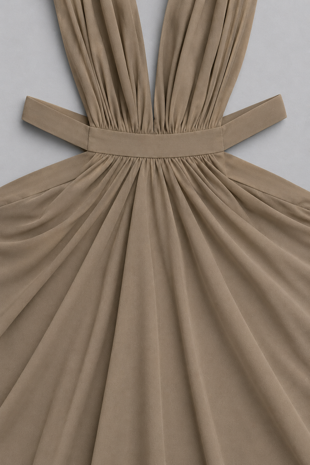 Vestido Halter Sienna · SILKARA — Taupe, detalle del drapeado